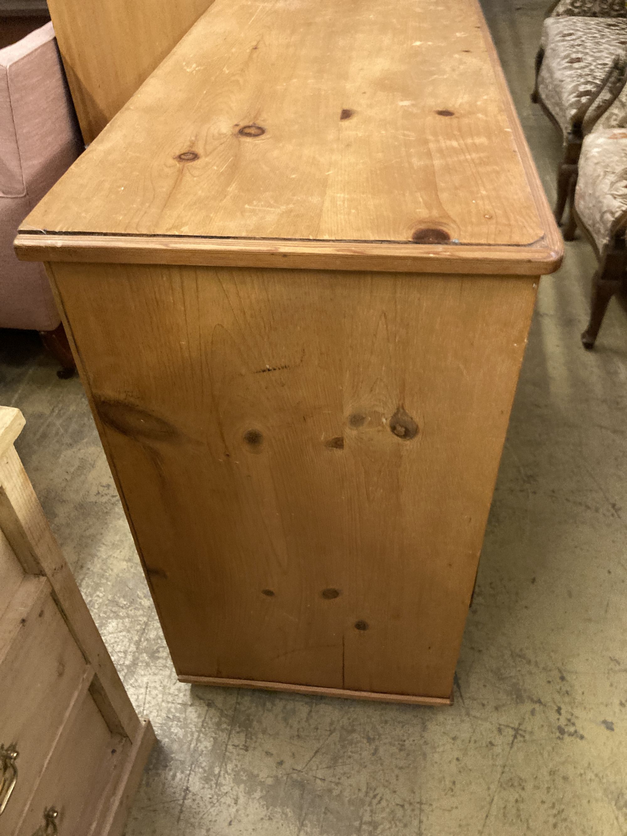 A Victorian pine chest of drawers, width 101cm, depth 48cm, height 87cm